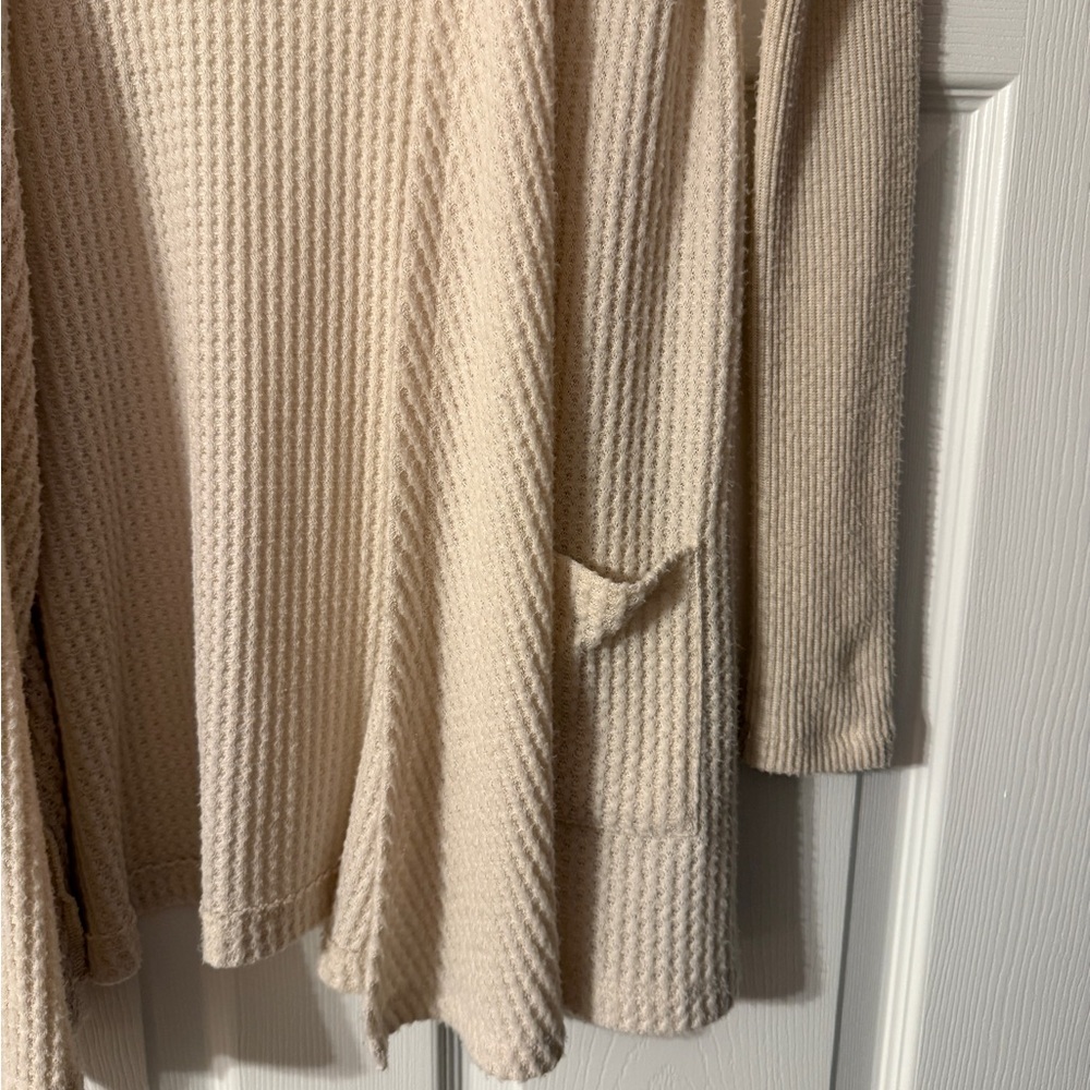 American Eagle Cream Cardigan - Picture 3 of 5